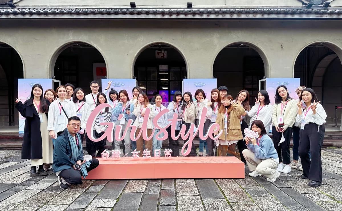 2022 首屆女生日常節團隊與參與者在活動背板前合照