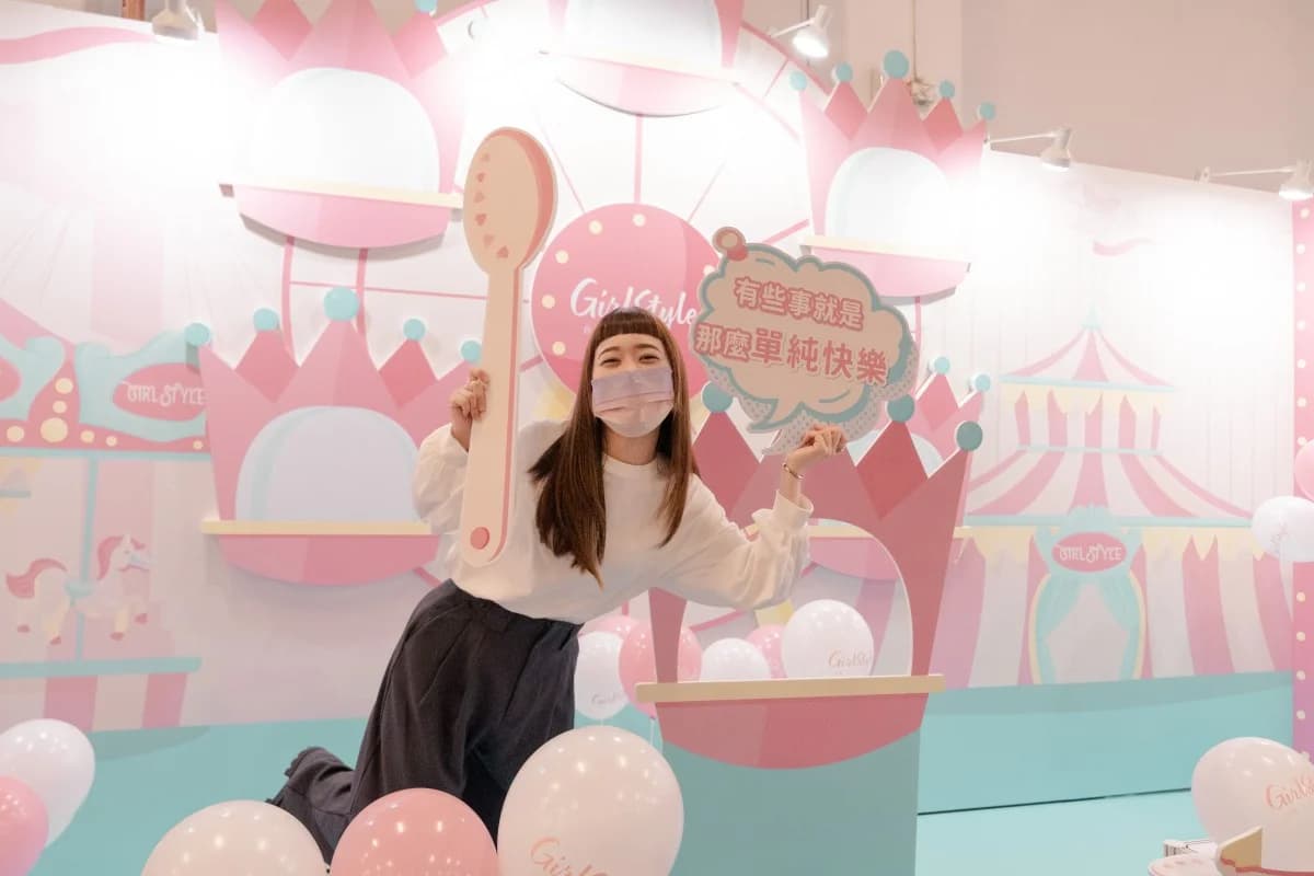 2022 女生日常節，女生在粉色旋轉木馬場景前拍照