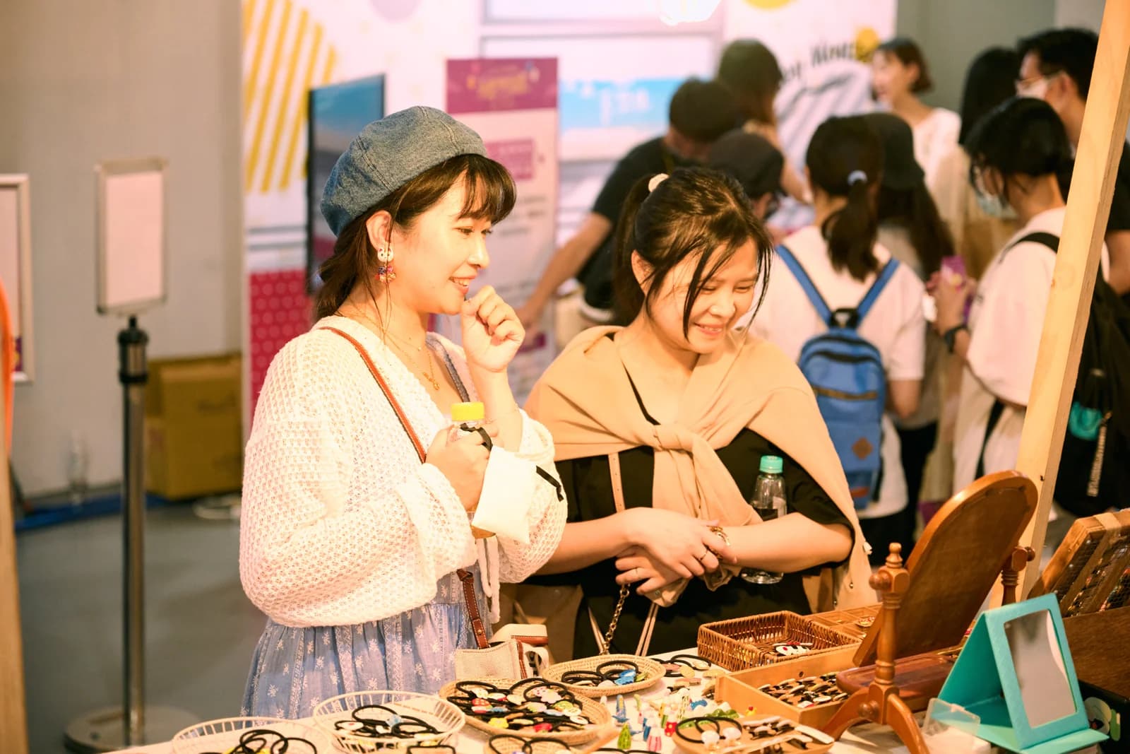 2023 女生日常節，女生在品牌櫃位前試用產品