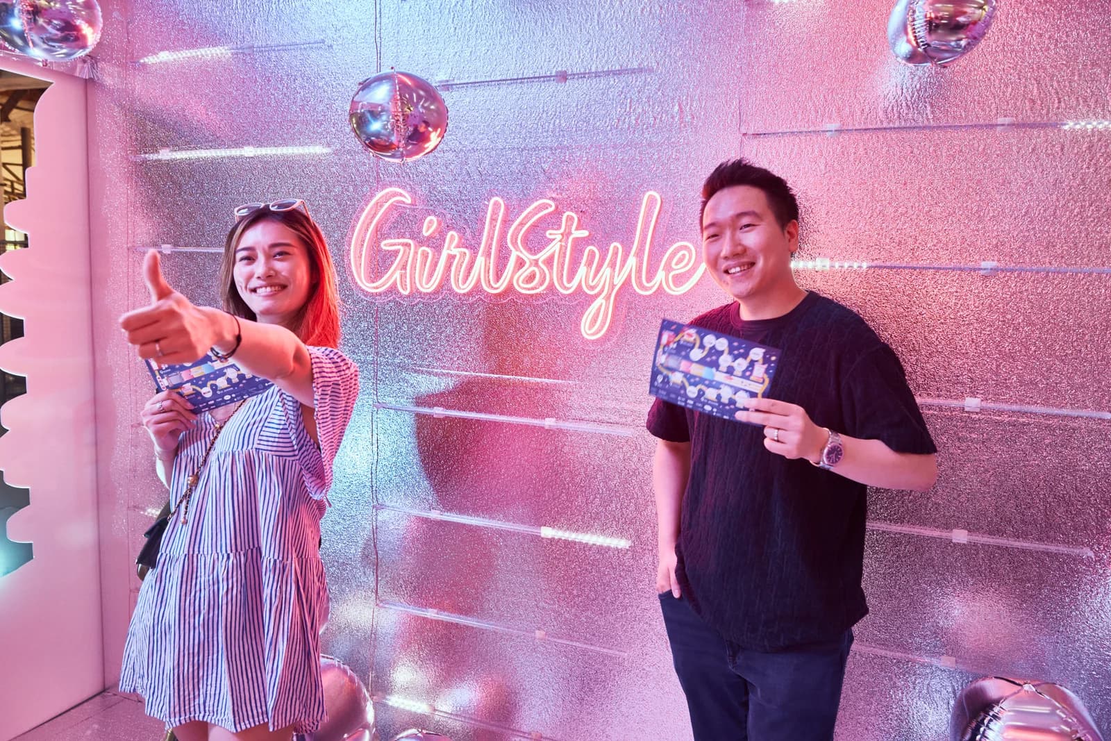 2024 女生日常節，參加者在 GirlStyle 霓虹字牆前拍照