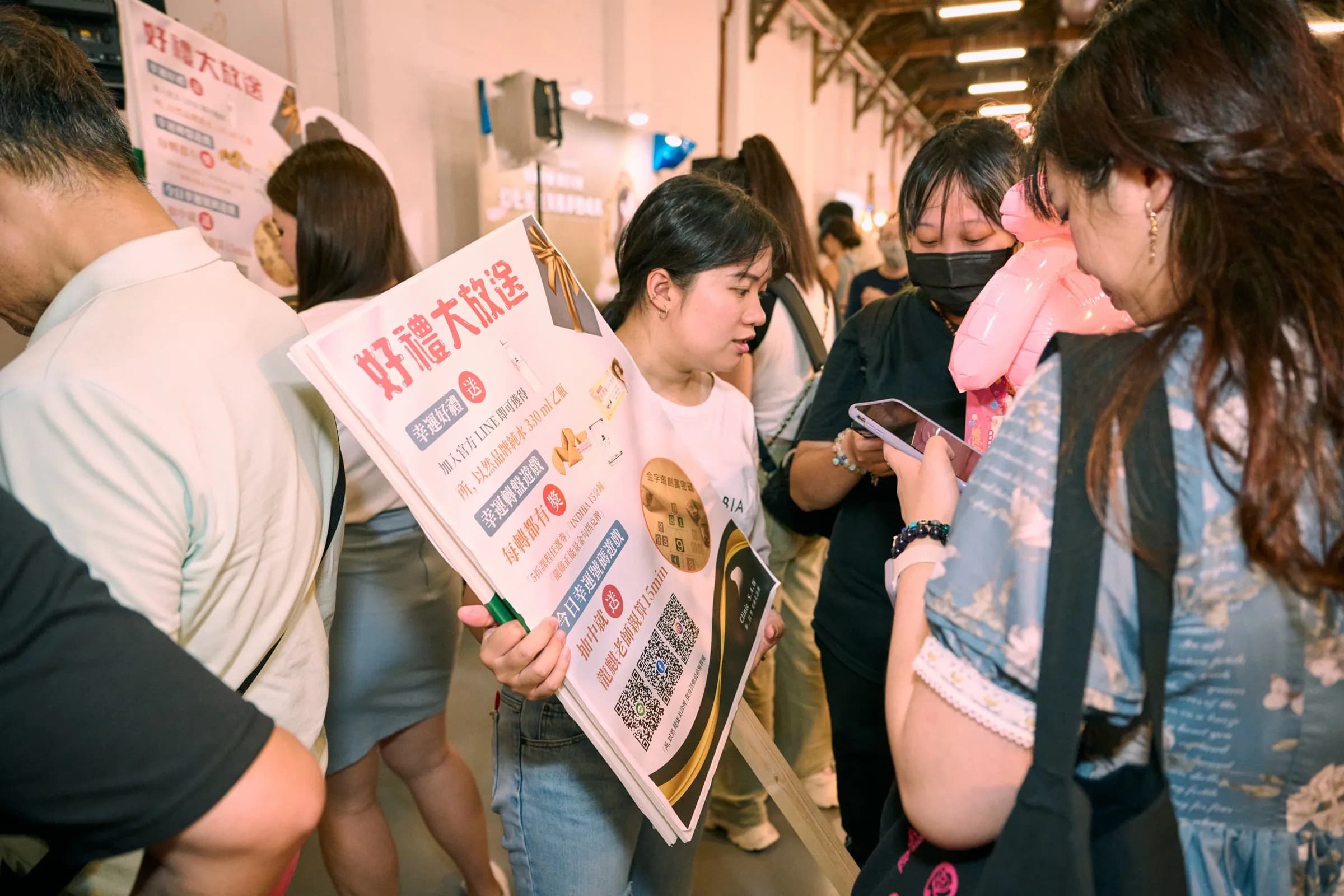 2023 女生日常節現場，參加者拿著品牌活動傳單逛攤位