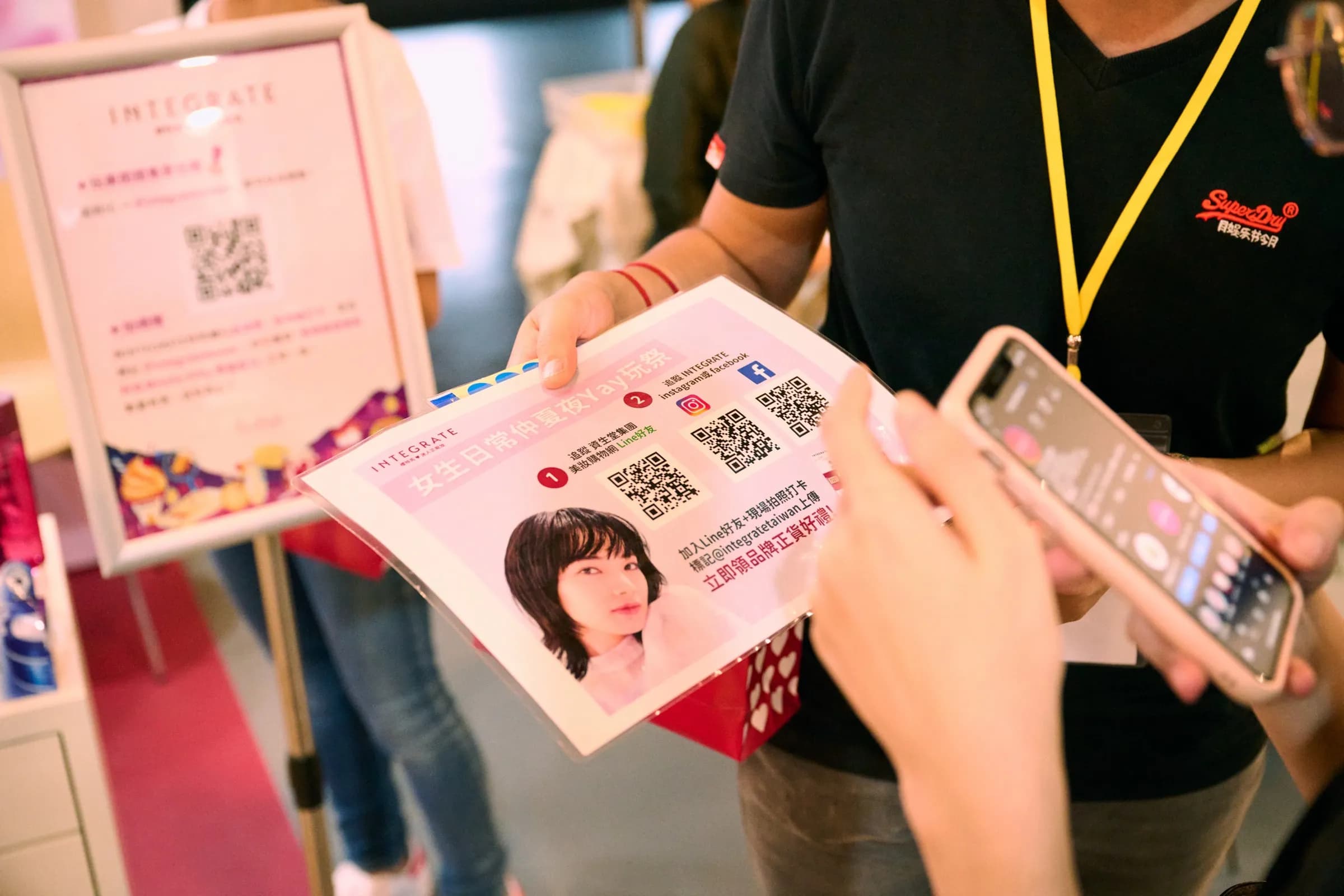 2023 女生日常節，參加者用手機掃描攤位的 QR 碼參加互動
